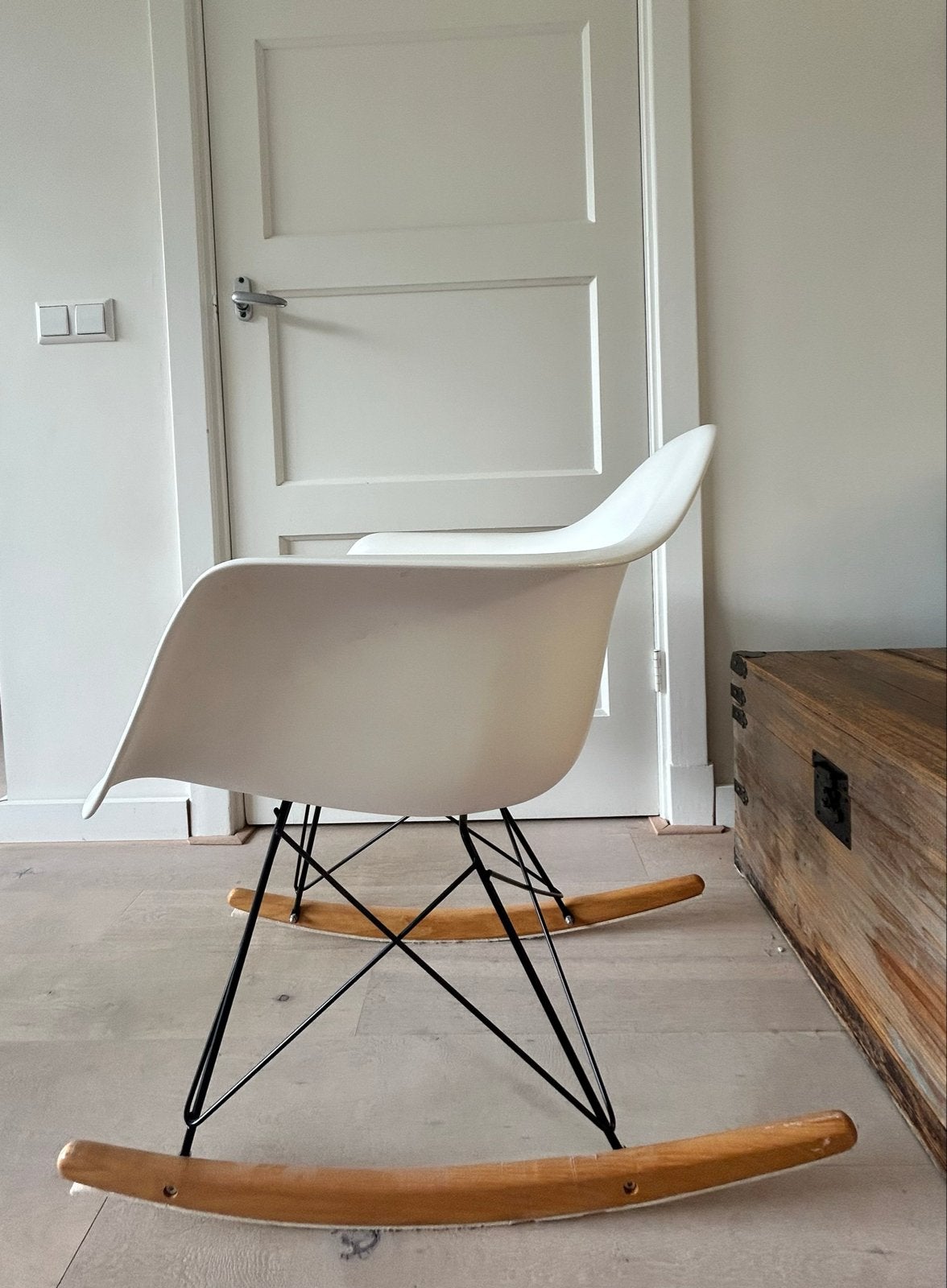 Witte schommelstoel in Eames stijl (2 stuks), Ophalen, Kunststof, Gebruikt, Twee