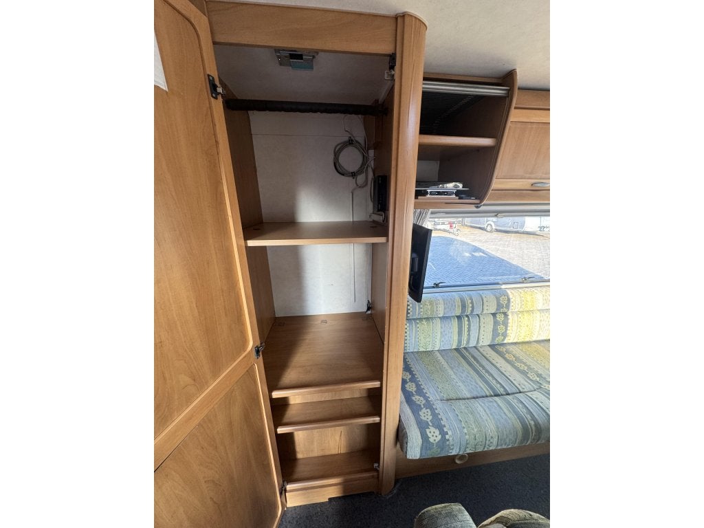 Foto 18 van Hymer B544 Kleine compacte intergaal camper voor 5 personen