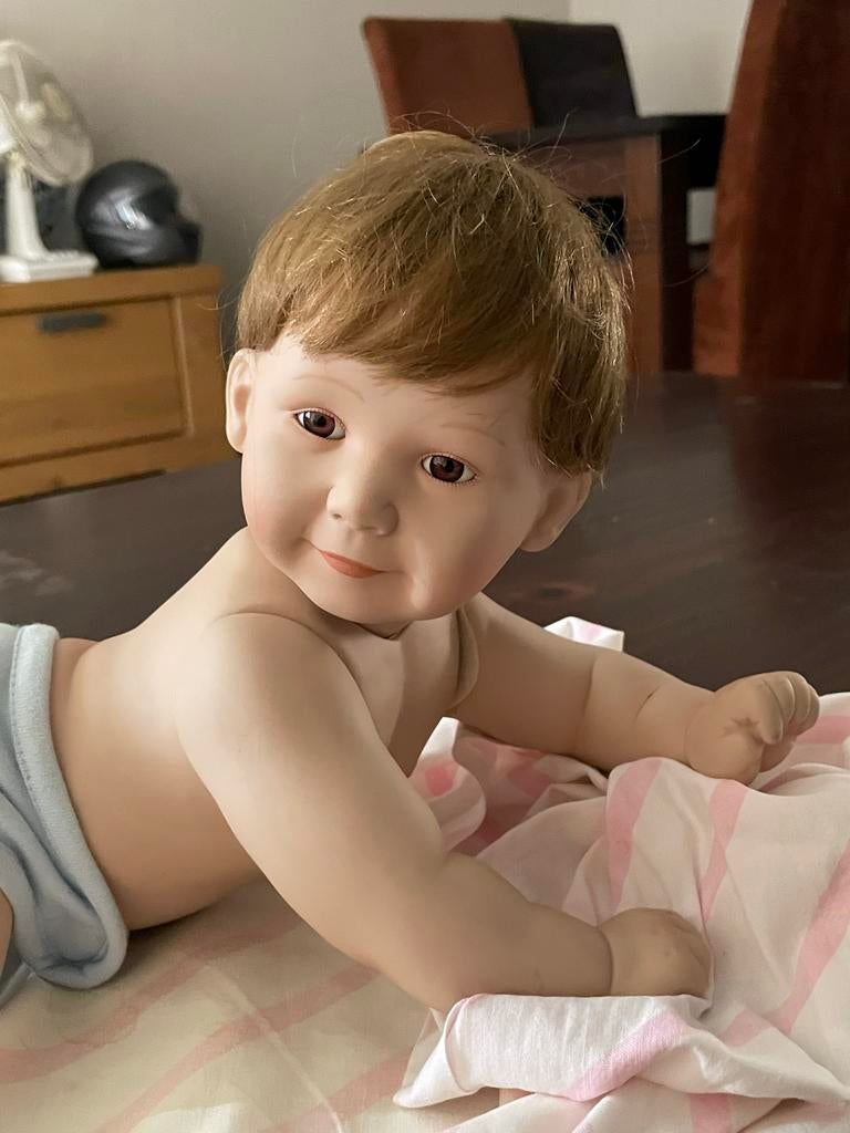 Levensechte Babypop - Kruipende Porseleinen Pop, Verzamelen, Poppen, Ophalen, Zo goed als nieuw, Babypop, Levensecht of Reborn