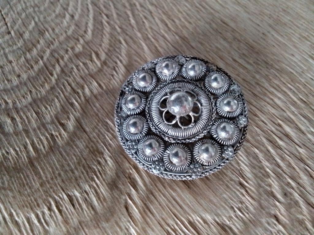 Oude zilveren zeeuwse knoop broche
Geen keurmerk, Minder dan 4 cm, Ophalen of Verzenden, Zo goed als nieuw, Zilver