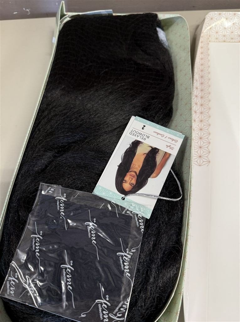 Pruik - Relax blouwout wig, Ophalen of Verzenden, Nieuw, Pruik of Haarverlenging
