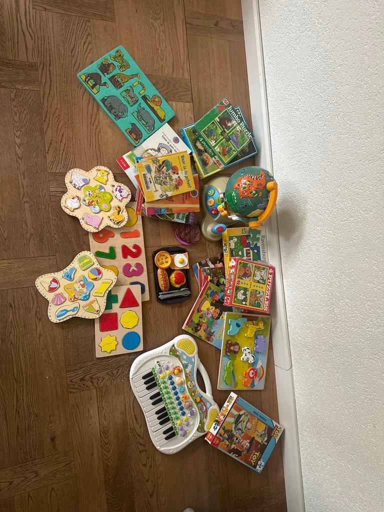 Grote set speelgoed: Boekjes, puzzels, wereldbol en keyboard, Ophalen