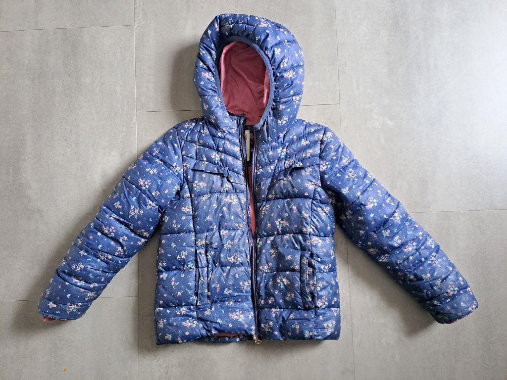 Blauw/bloem gevoerd pufferjack kinder jas (meisje), maat 134, Kinderen en Baby's, Kinderkleding | Maat 134, Gebruikt, C&A, Meisje