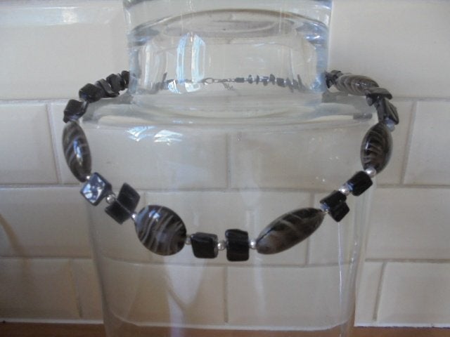 Ketting zwart glas gestreept, Ophalen of Verzenden, Zo goed als nieuw, Zwart, Steen of Mineraal