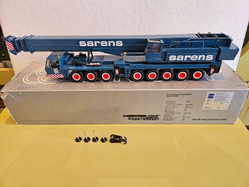 KRUPP 250 GMT SARENS, Hobby en Vrije tijd, Modelauto's | 1:50, Ophalen of Verzenden, Zo goed als nieuw, Hijskraan, Tractor of Landbouw