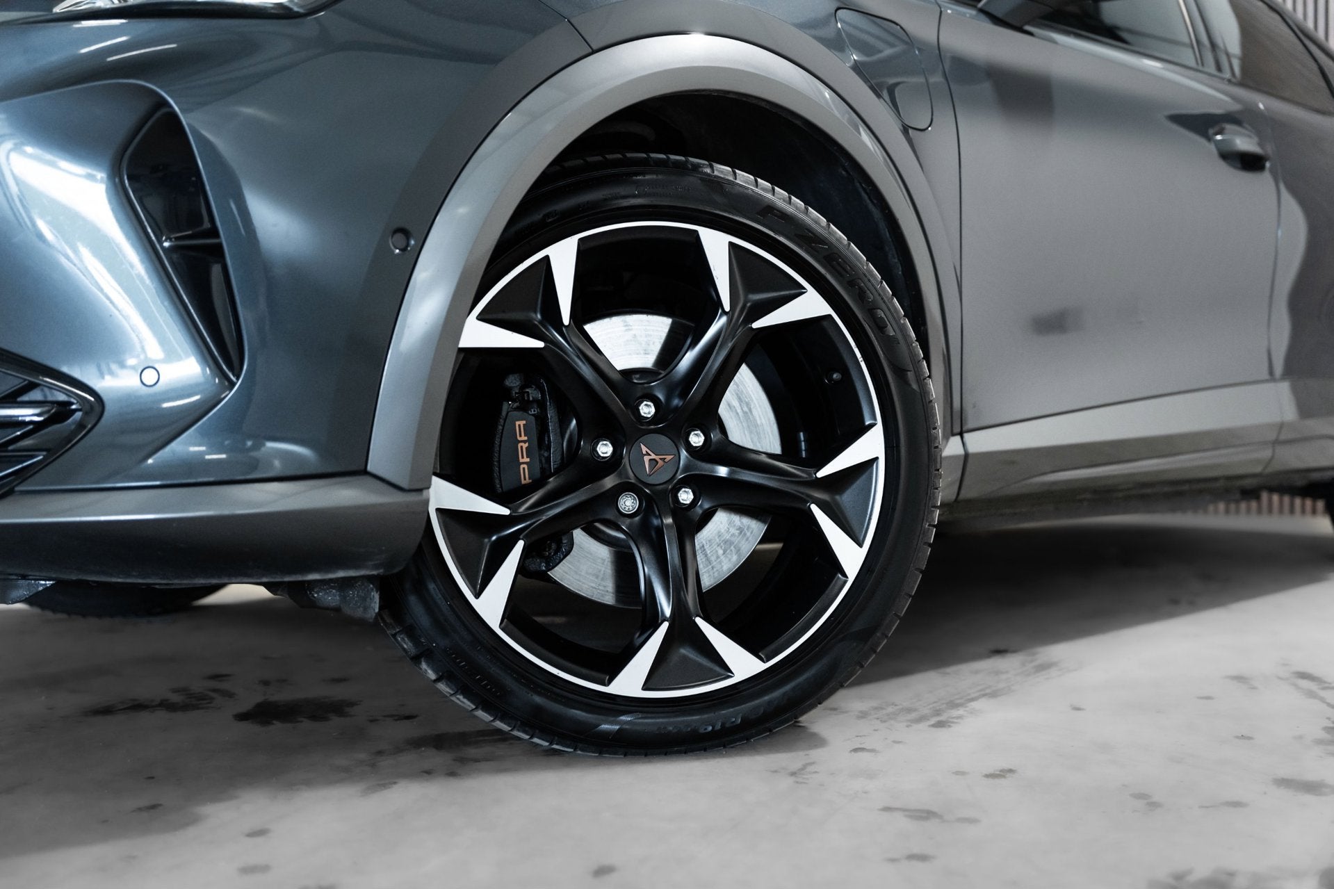 Cupra Formentor 1.4 e-Hybrid VZ Performance PANO LED, Auto's, Dealer onderhouden, Gebruikt, 4 cilinders, Leder en Stof