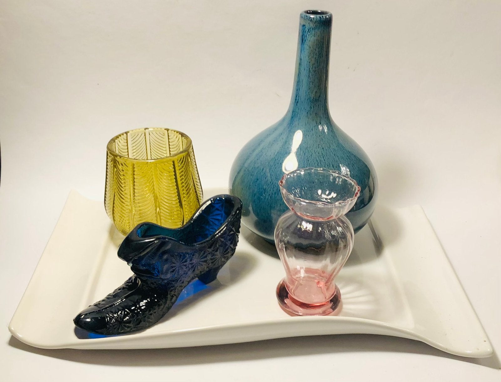 Grappige set vaasjes op een wit porseleinen bord, Ophalen of Verzenden, Wit, Glas