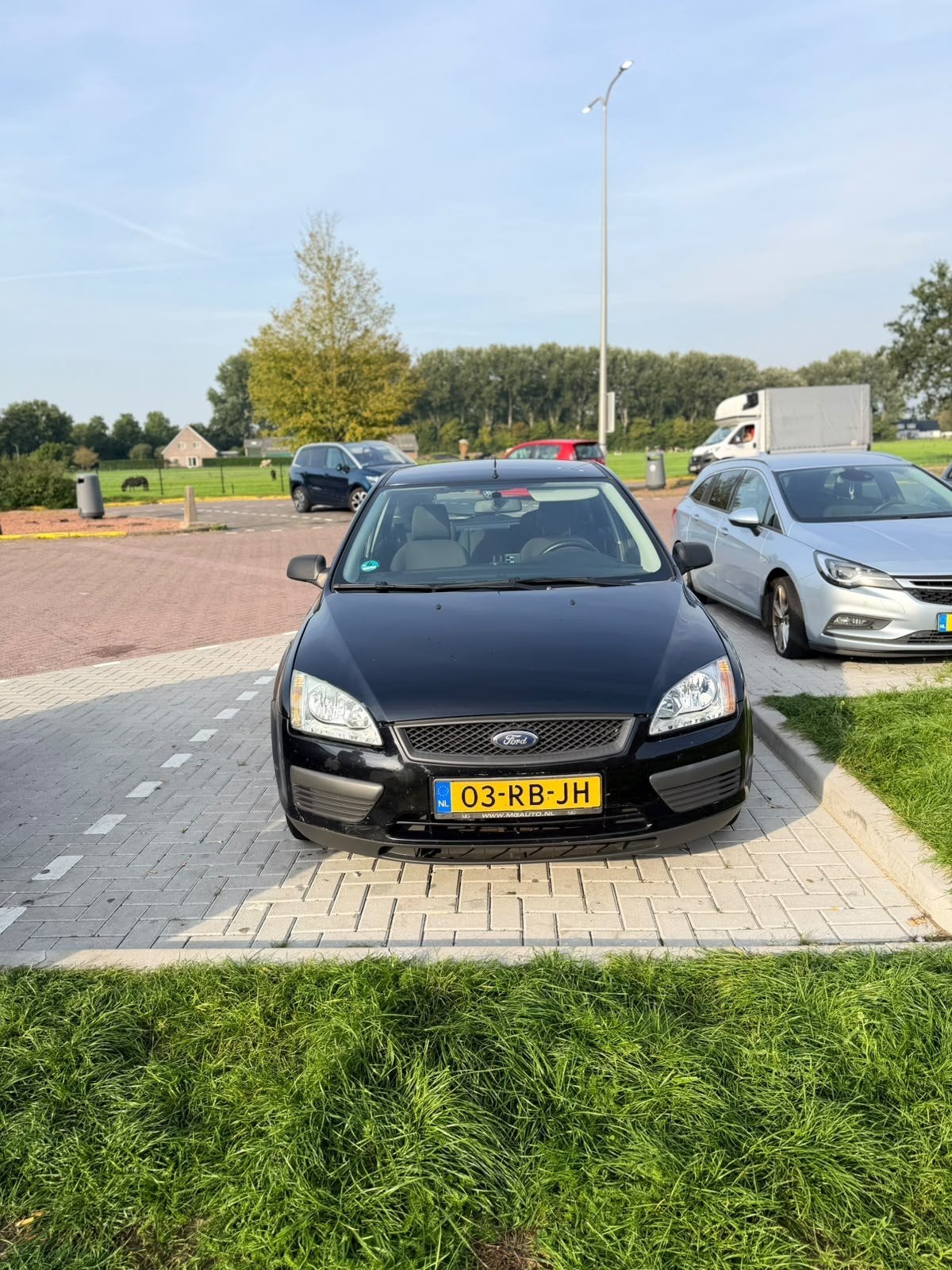 ​Ford Focus 1.4-16V Ambiente (2005) – Zwart – 5-deurs – APK, Auto's, 4 cilinders, 620 kg, Origineel Nederlands, Handgeschakeld