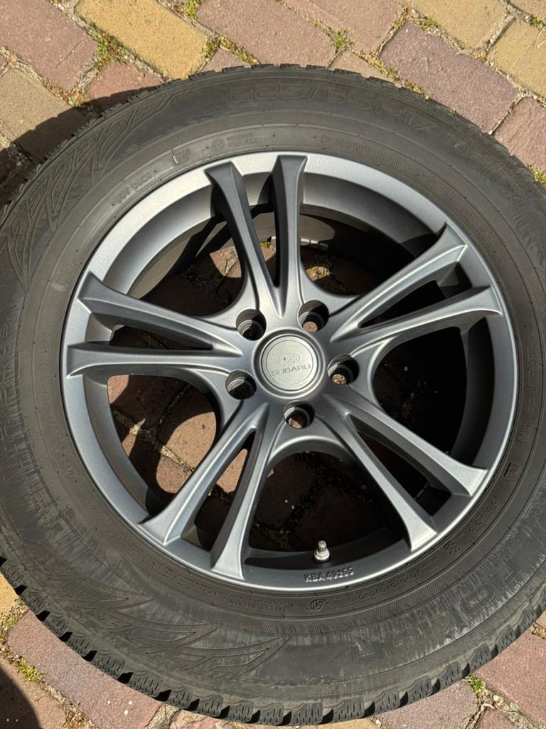 4 lichtmetalen velgen met winterbanden Subaru Outback, Gebruikt, Banden en Velgen, 17 inch, 225 mm