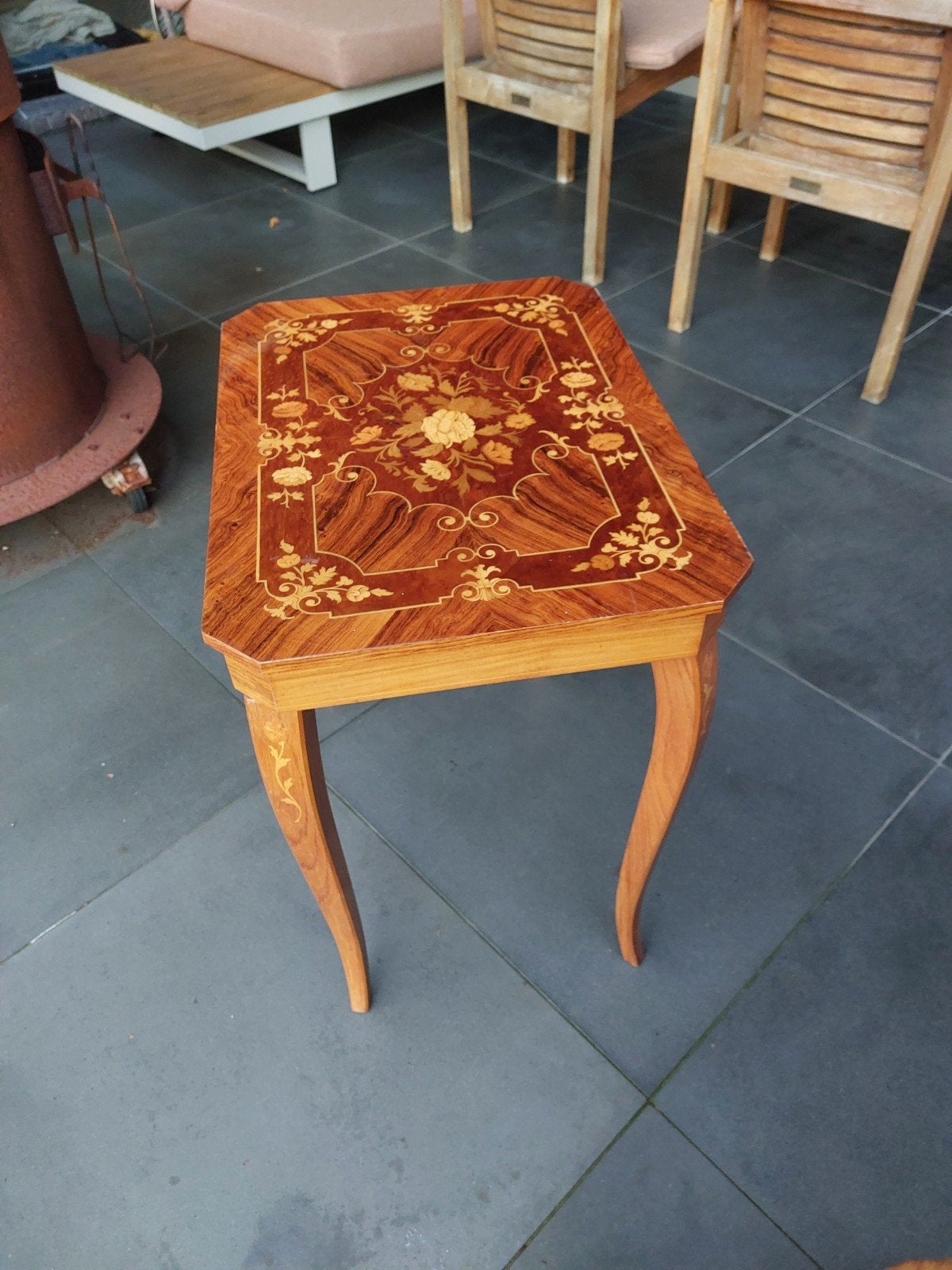 borduur of handwerktafeltje met muziekdoosje, Ophalen