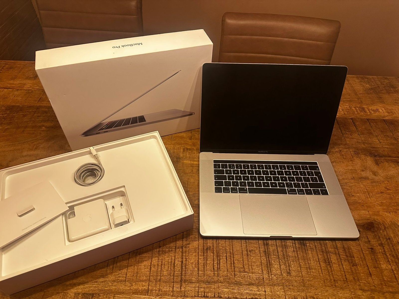 Macbook Pro 15” I7 16GB Ram Touchbar, 256 GB, 2 tot 3 Ghz, Zo goed als nieuw, 16 GB