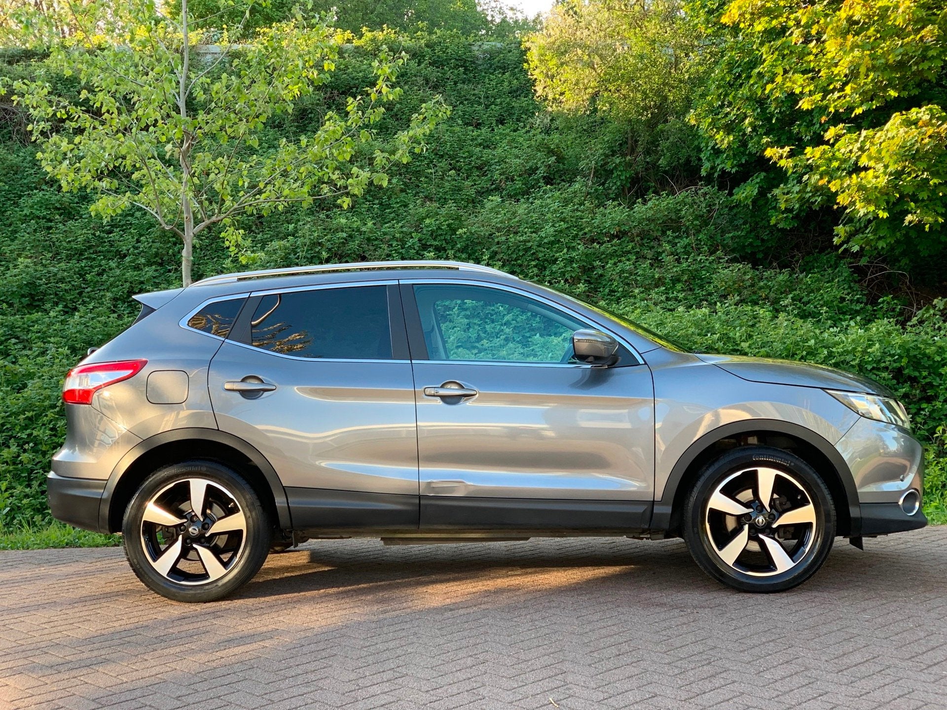 Nissan Qashqai 1.2 Connect Edition AUTOMAAT PANO LEES DE BES, Auto's, Gebruikt, 680 kg, 4 cilinders, 116 pk
