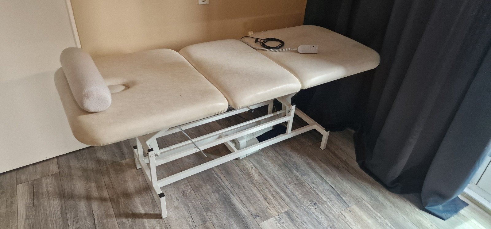 Elektrisch verstelbare massage/behandel tafel., Ophalen