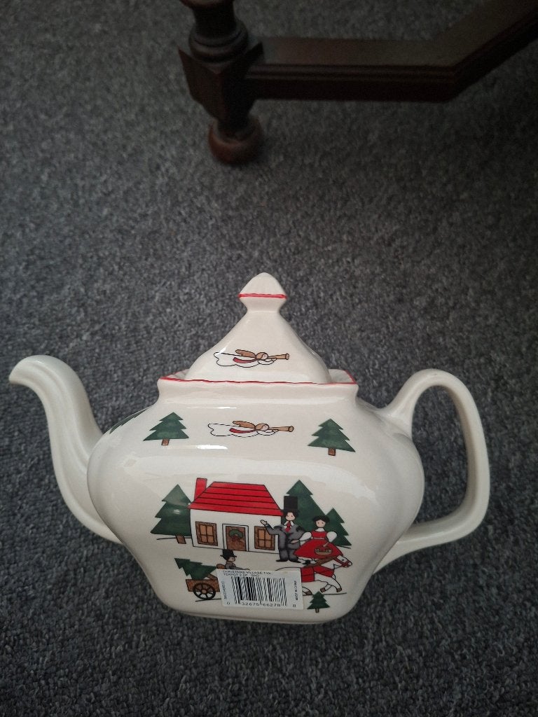 Kerst theepot, melkkan en suikerpot - zo goed als nieuw, Ophalen of Verzenden