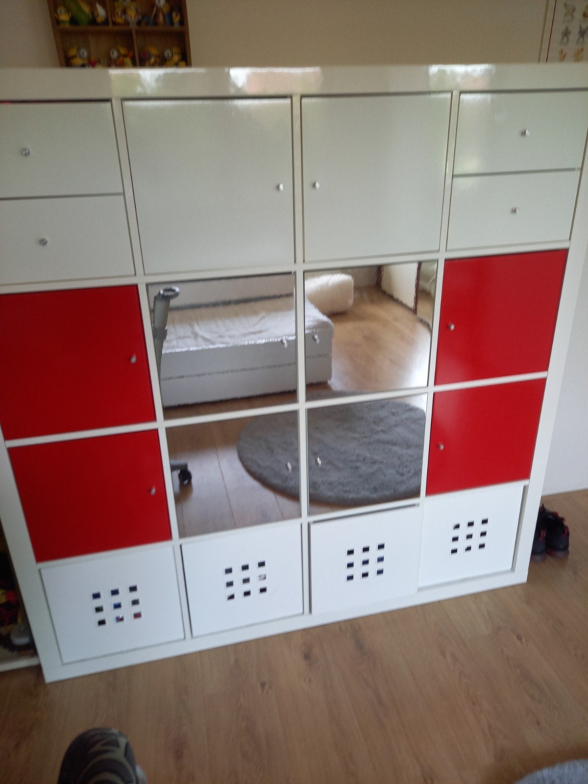 IKEA Kallax Kast met Lades en Deuren - Wit/Rood, Ophalen, Overige materialen, Gebruikt, Modern, Speels