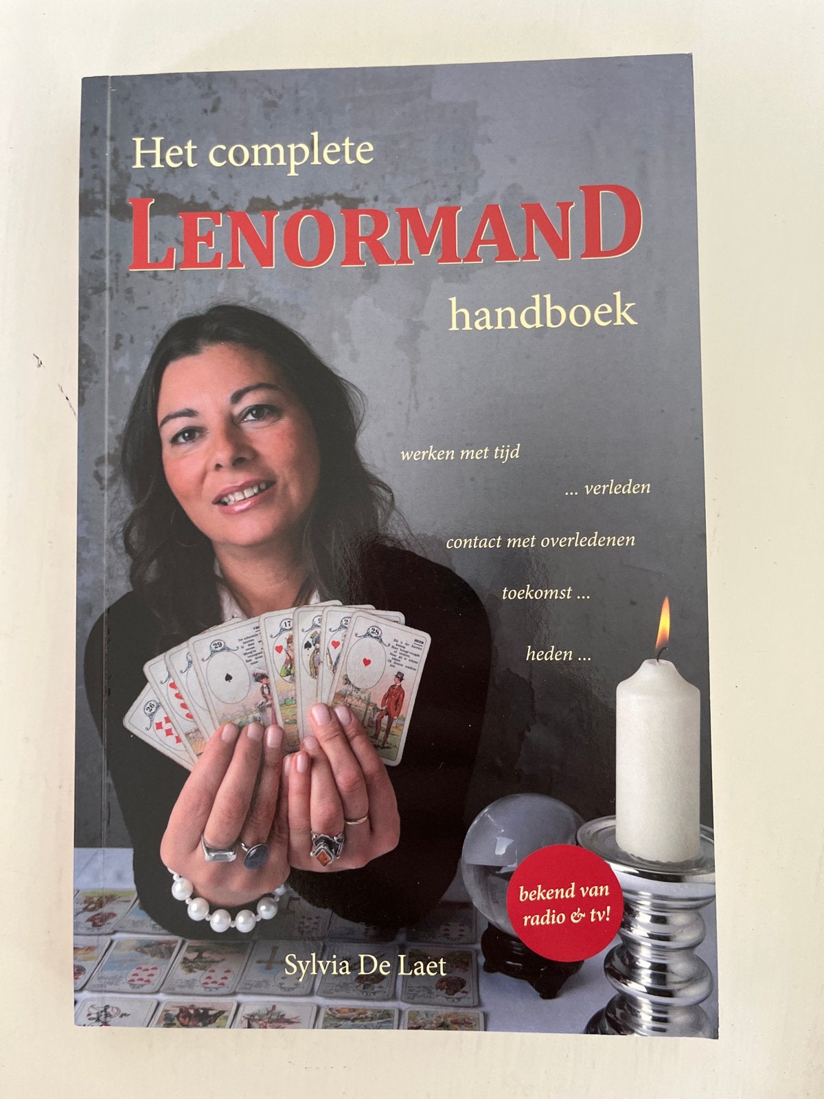 Het complete Lenormand handboek - Sylvia De Laet, Ophalen of Verzenden, Zo goed als nieuw, Tarot of Kaarten leggen, Instructieboek