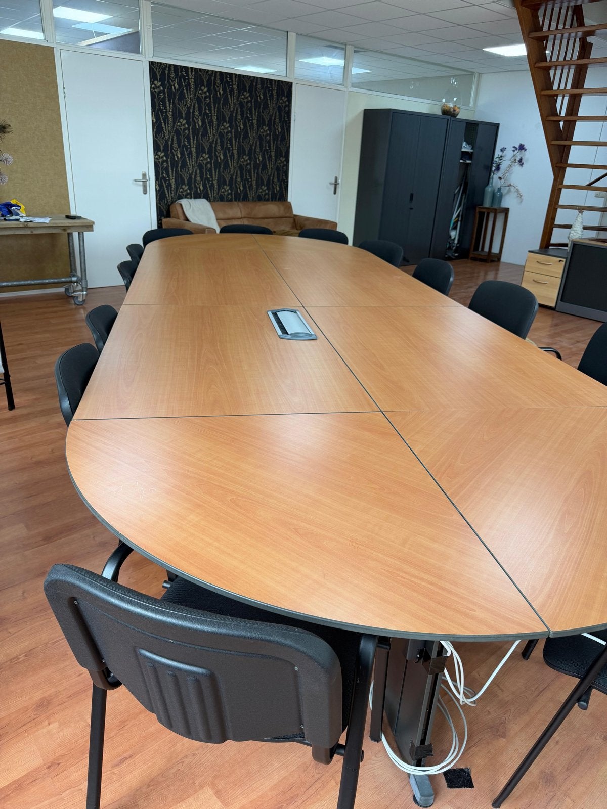 Grote vergadertafel met 12 stoelen, Vergader- of Presentatieruimte, Ophalen, Gebruikt, Tafel