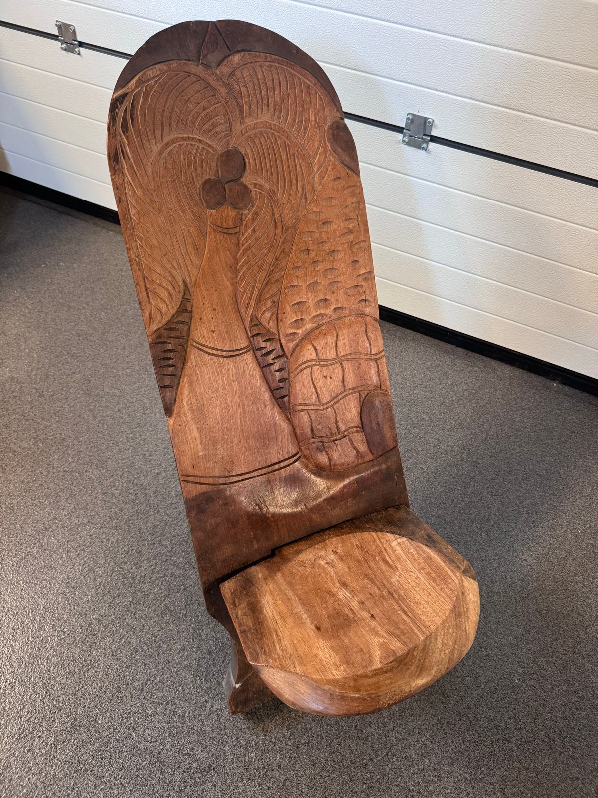 Afrikaanse handgesneden houten stoel met tropisch motief, Ophalen of Verzenden