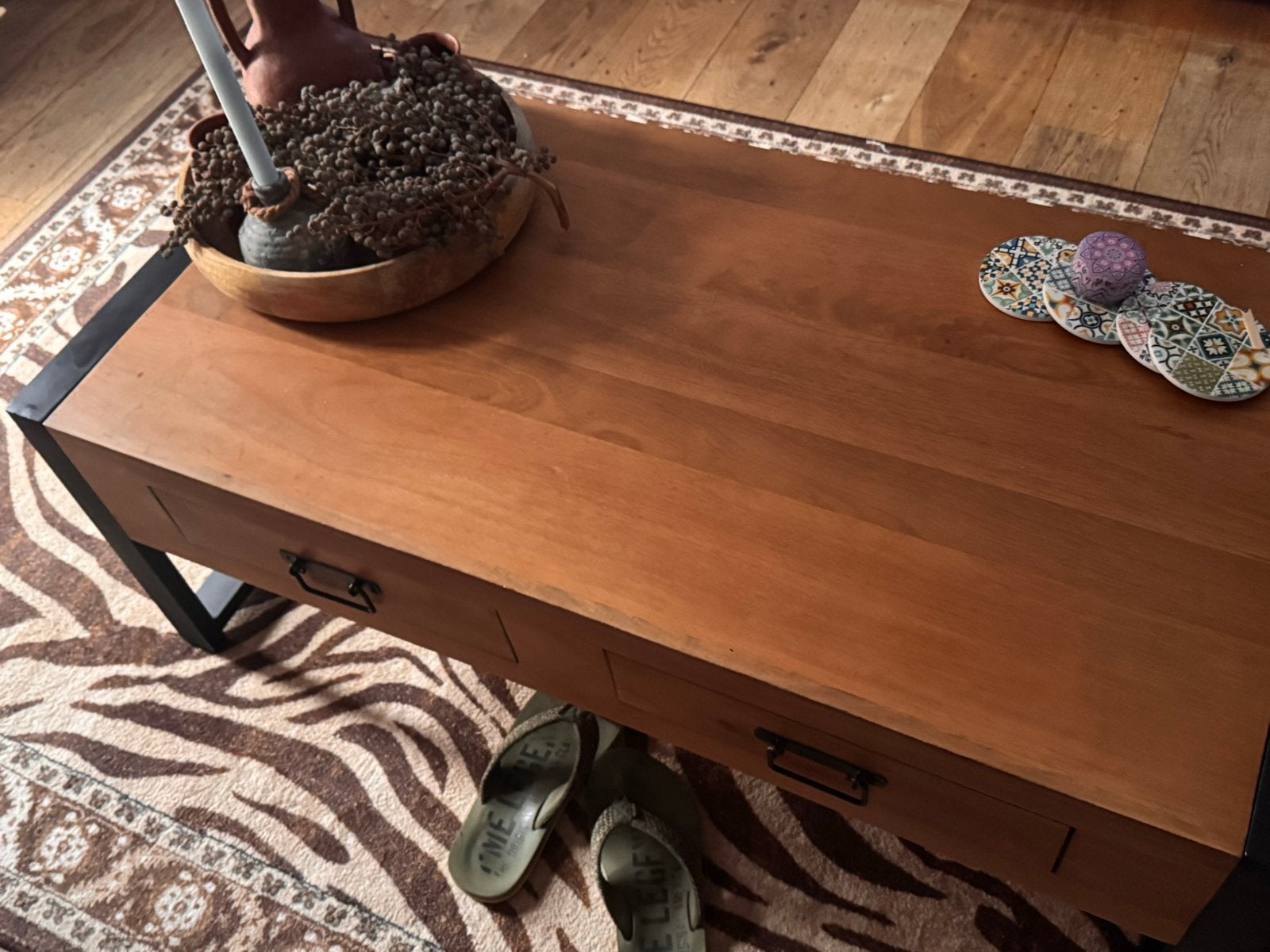 Salontafel van mangohout met metalen frame en lades, Gebruikt, 100 tot 150 cm, Overige houtsoorten, 50 tot 100 cm