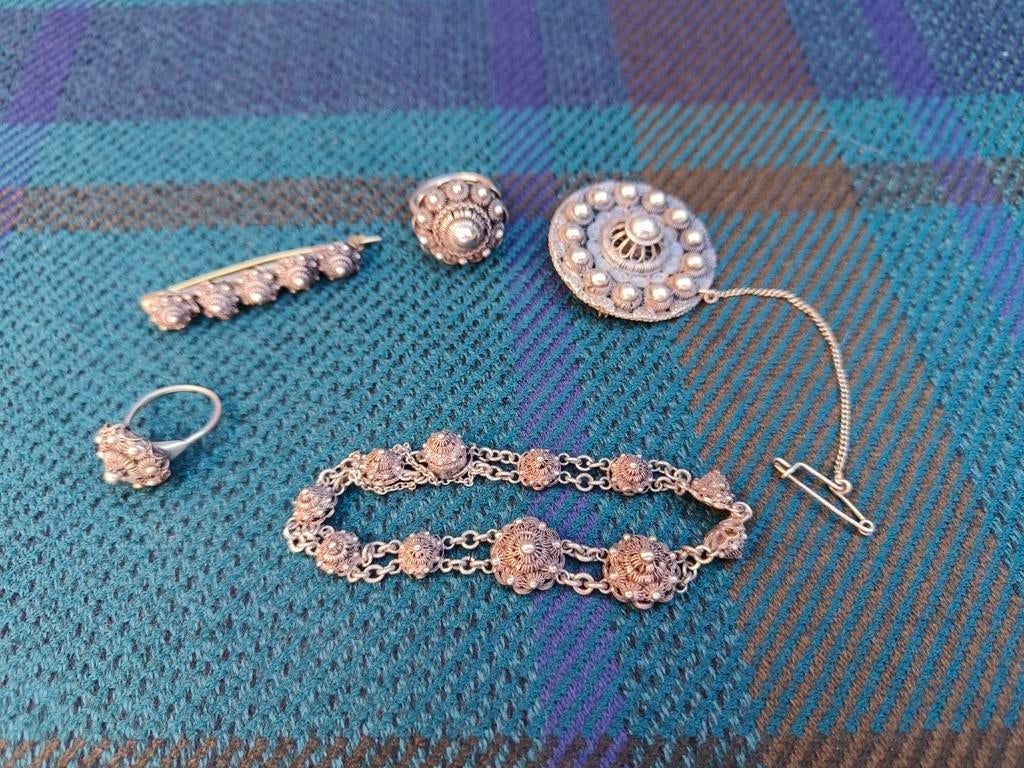 Vijf stuks zilveren sieraden Zeeuwse knoop, Antiek en Kunst, Ophalen of Verzenden