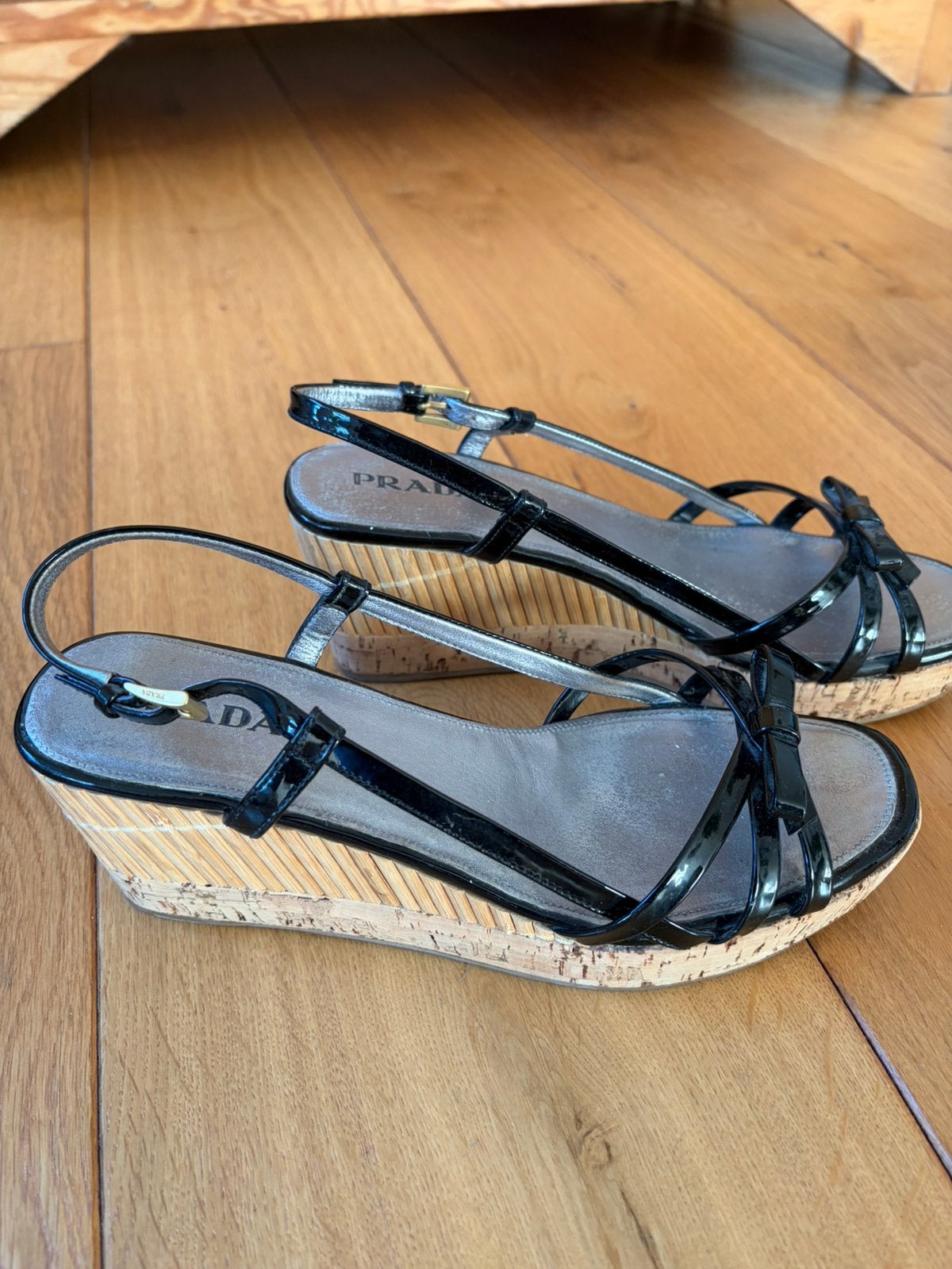 Prada Sandaal met Sleehak (39), Prada, Zwart, Zo goed als nieuw, Sandalen of Muiltjes