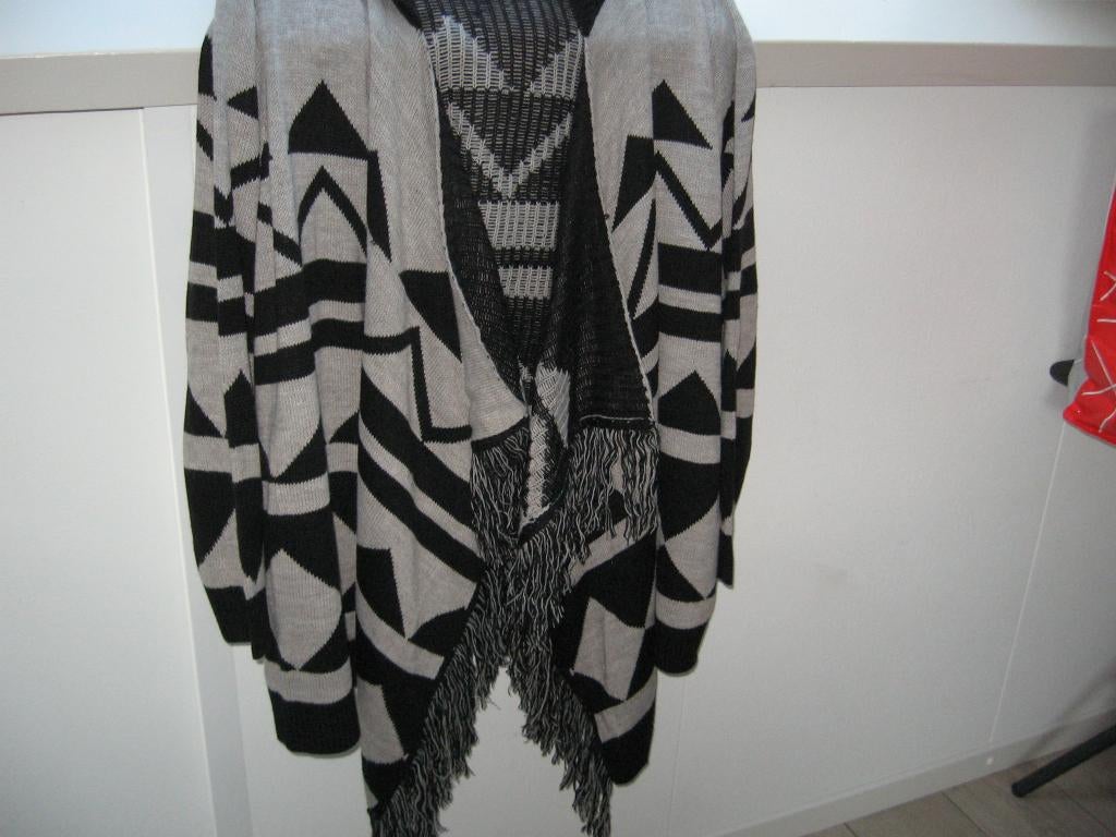 Grote warme omslagdoek poncho cape grijs zwart 56 58 €25.-, Ophalen of Verzenden, Nieuw, Zwart, Trui of Vest
