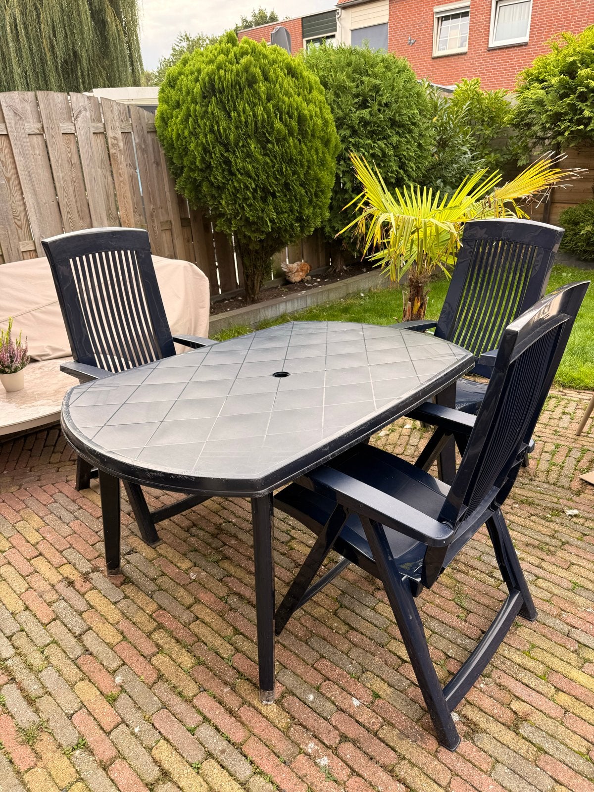 Tuinset: Tafel met 3 verstelbare stoelen en 4 stapelstoelen, Ophalen, 4 zitplaatsen, Kunststof, Gebruikt