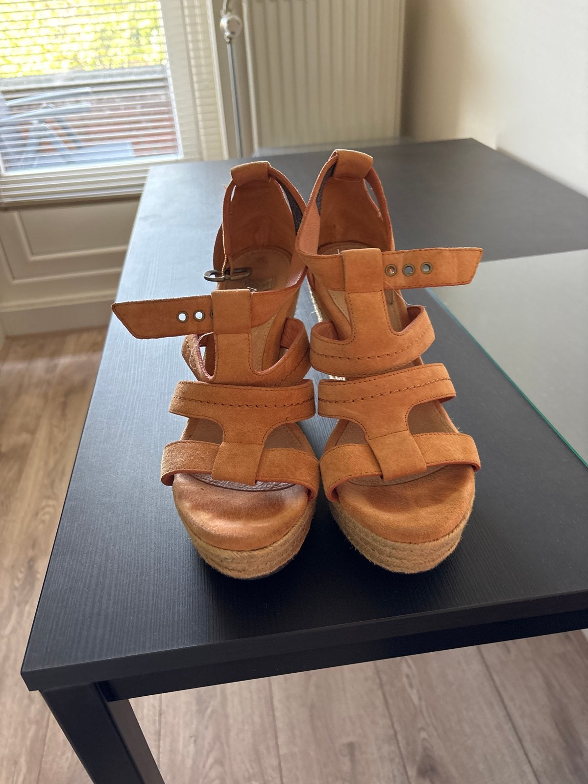 Ugg sandalen met sleehak - Maat 40, Ophalen of Verzenden, Gedragen, Bruin, Sandalen of Muiltjes