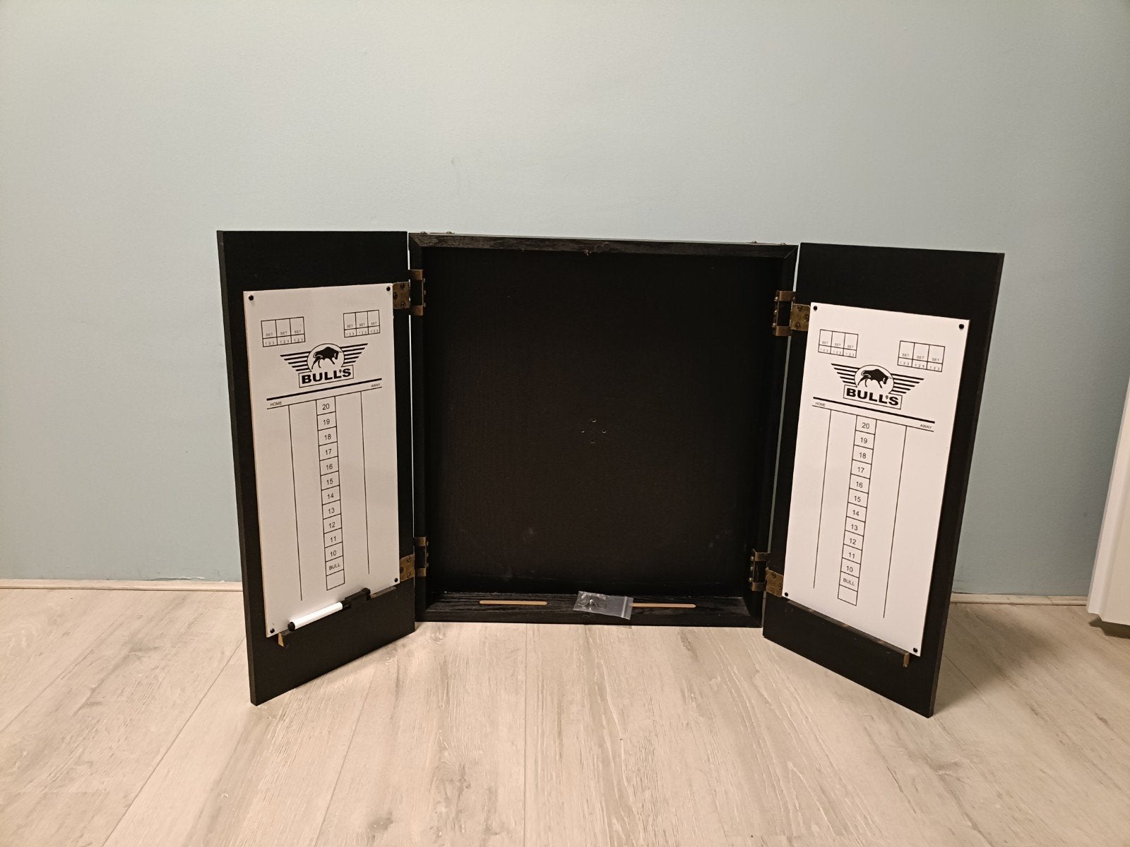 Dartbord kast, Sport en Fitness, Darts, Ophalen, Zo goed als nieuw, Dartbord