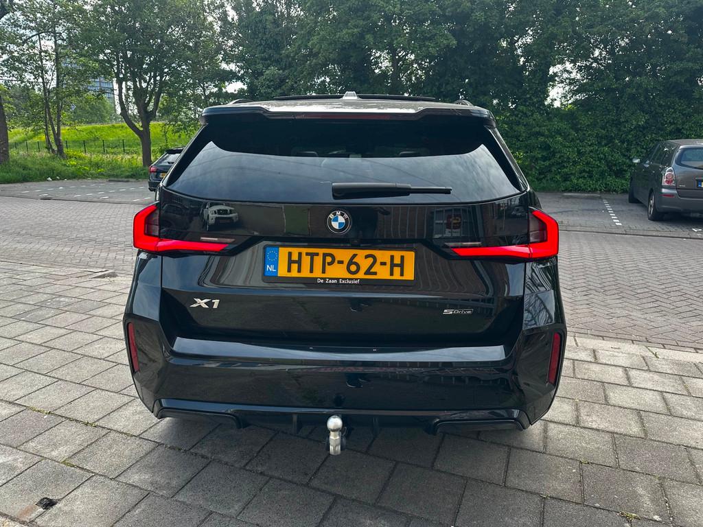BMW X1 SDrive18i M-Pakket/Pano/Massage/elect.trekhaak/Harman, 136 pk, Gebruikt, Zwart, Leder