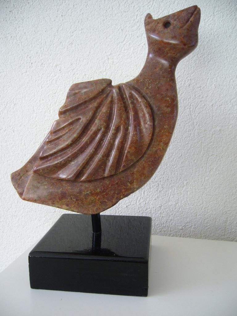 FANTASIEVOGEL  --  BEELD uit STEEN  ==  handgemaakt, Antiek en Kunst, Ophalen, 20 - 50 cm, Steen of Keramiek, Beeld