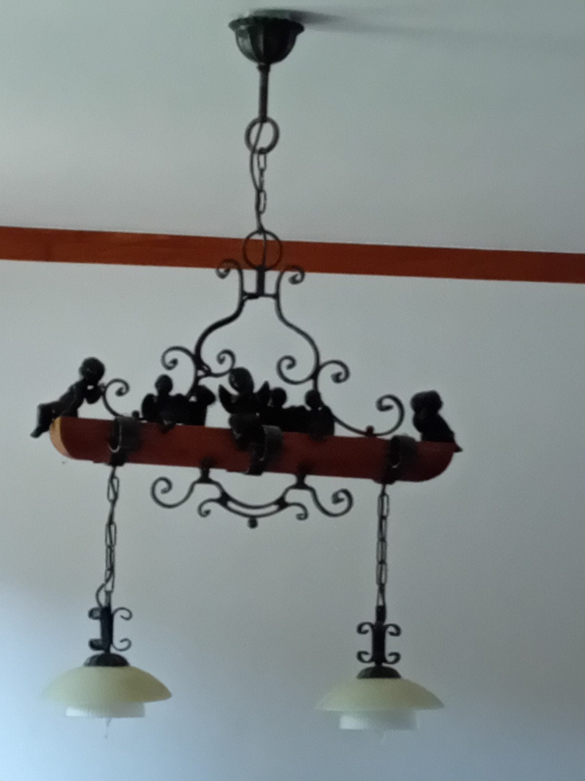 Rustieke hanglamp met smeedijzer en houten balk, Ophalen, Gebruikt, E27 (groot), Rustiek, Landelijk, Klassiek