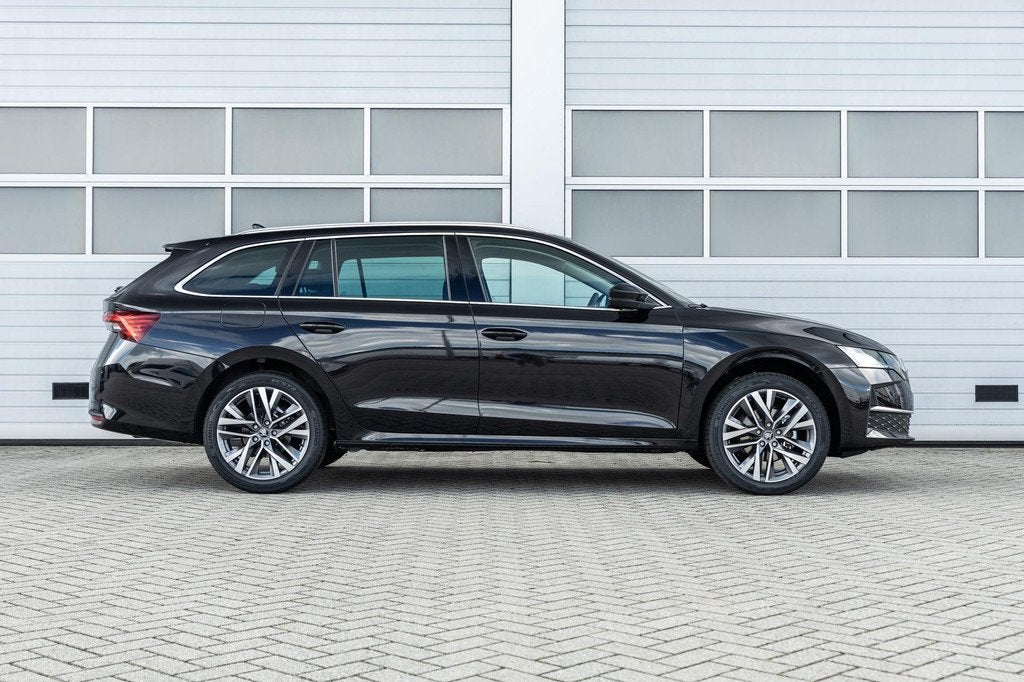 Skoda Octavia Combi 1.5 TSI 150pk MHEV Business Edition Plus, Auto's, Skoda, Stof, 1498 cc, 4 cilinders, Zwart