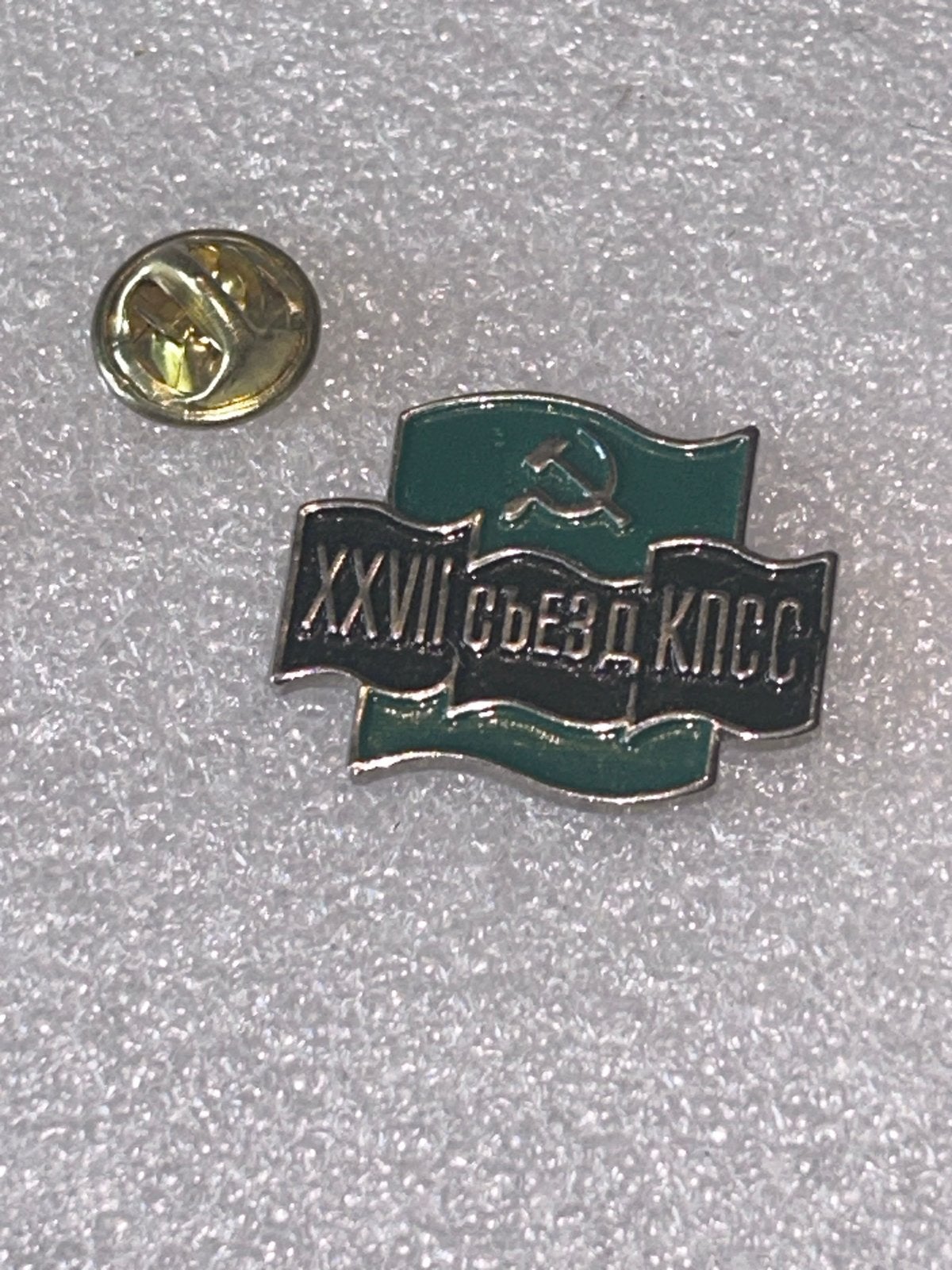 Vintage Sovjet-Unie KPCC XXVII Congres pin, Verzamelen, Ophalen of Verzenden, Gebruikt, Overige onderwerpen, Speldje of Pin