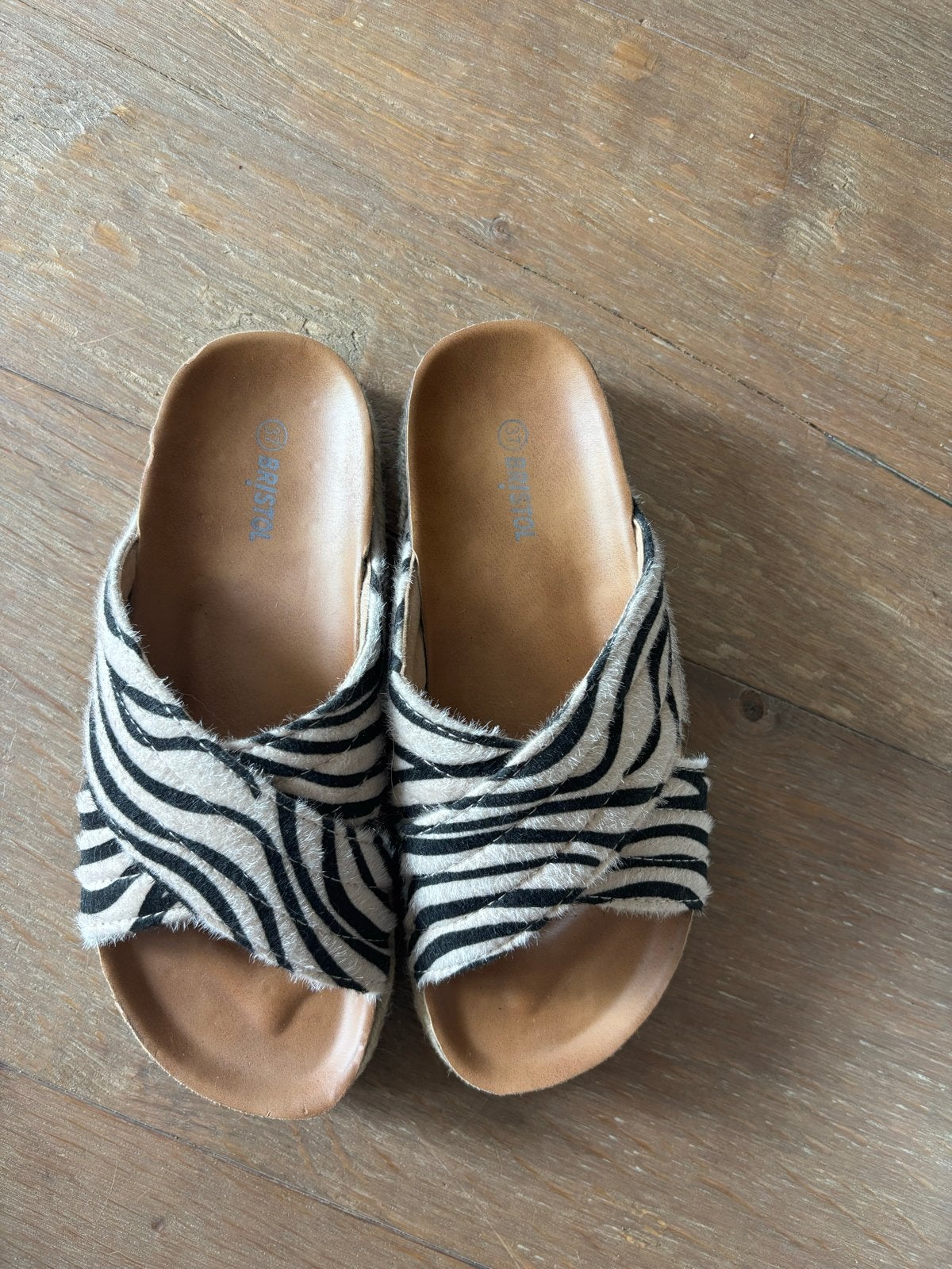Bristol Zebra Print Slippers Maat 37, Kleding | Dames, Ophalen of Verzenden, Zo goed als nieuw, Zwart, Slippers