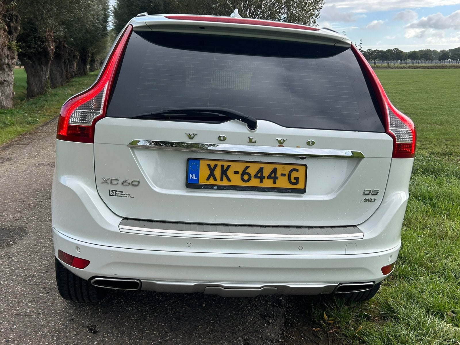 Volvo XC60 2.4 D5 AWD Automaat 2015 wit 323000km panoramadak, Auto's, Automaat, Zwart, 197 €/maand, 2000 kg