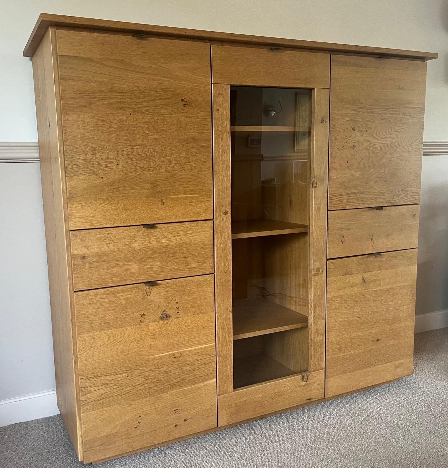 Eikenhouten wandkast met deuren, lades en vitrine