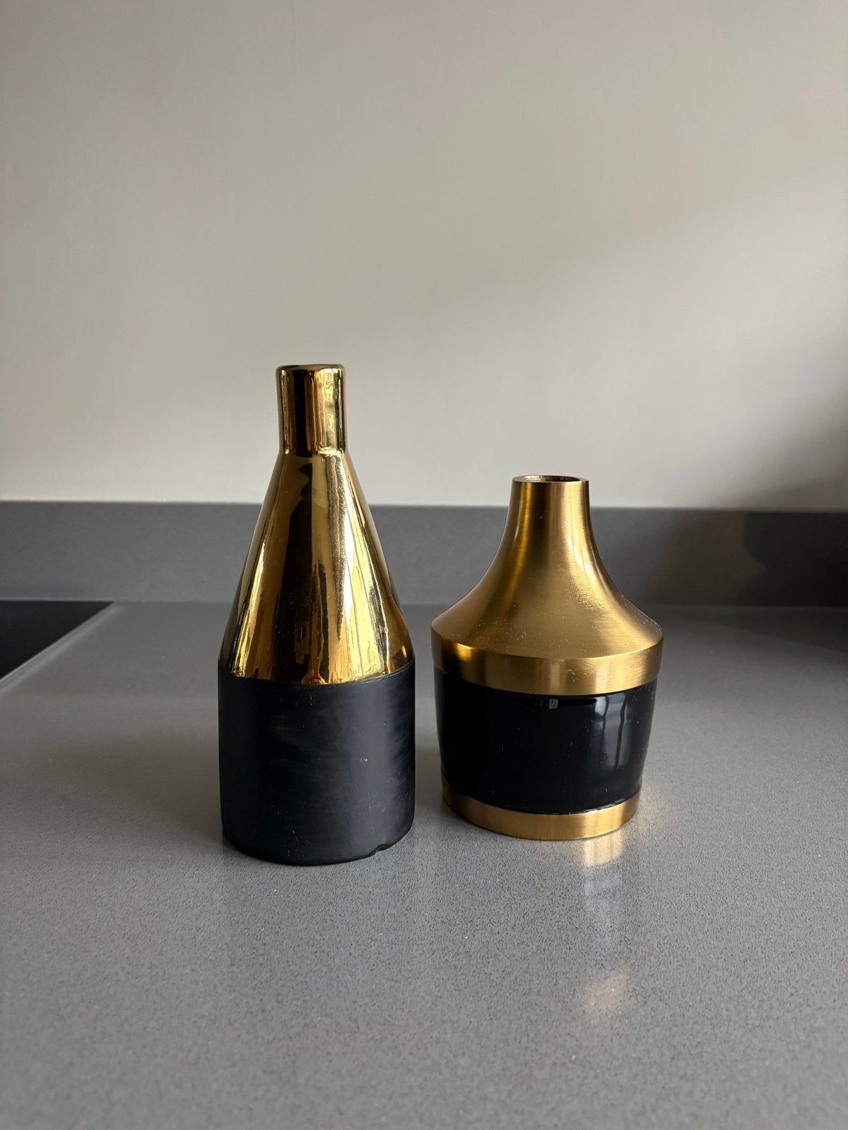 Set van 2 gouden en zwarte vazen, Huis en Inrichting, Ophalen of Verzenden, Zo goed als nieuw, Metaal, Geschikt voor droogbloemen