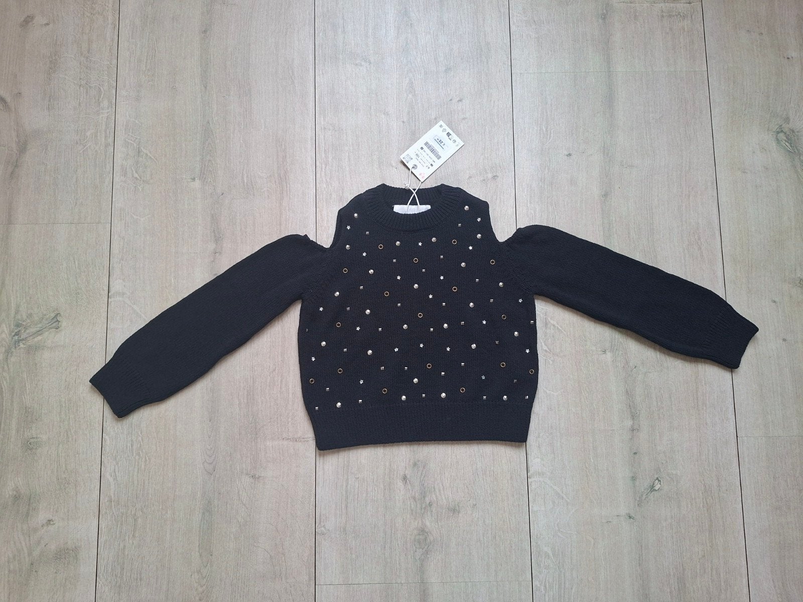 Zwarte trui met studs en open schouders - Zara maat 122, Kinderen en Baby's, Kinderkleding | Maat 122, Meisje, Trui of Vest, Nieuw