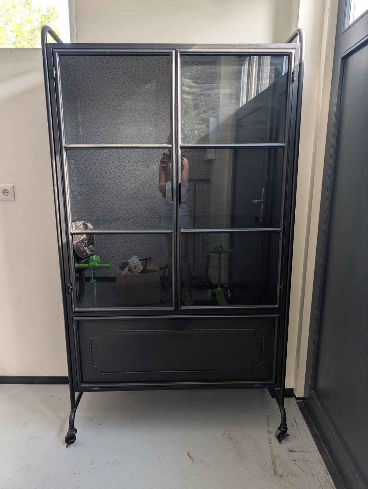 Zwarte stalen kast met glazen deur en lade, Ophalen, Gebruikt, Met lade(s), 50 tot 100 cm