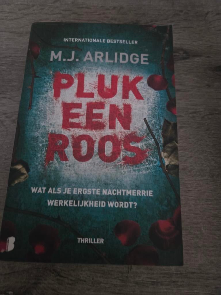 Pluk Een Roos - M.J. Arlidge (Thriller), Boeken, Ophalen of Verzenden, Gelezen, M.J. Arlidge, Europa overig