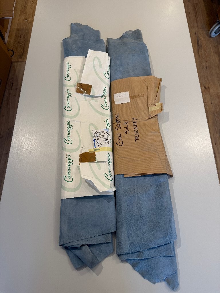 Partij lichtblauw suede - Italiaans, 11 huiden / 9,5 m2, Hobby en Vrije tijd, Stoffen en Lappen, Blauw, 120 cm of meer, Leer of Kunstleer