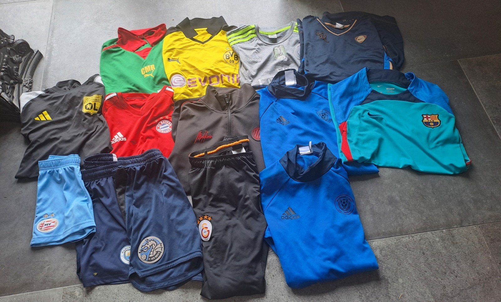 14 stuks voetbal kleding, Maat M, Ophalen, Gebruikt, Shirt