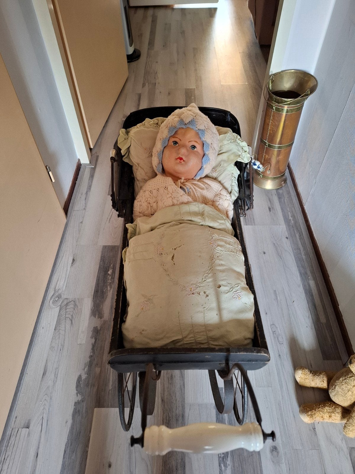 Antieke Poppenwagen met pop en Teddybeer gratis bi aankoop, Ophalen of Verzenden