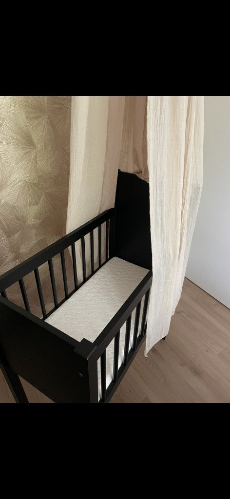 Mooie zwarte baby wieg met linnen hemel - Uitstekende staat, Kinderen en Baby's, Babywiegjes en Ledikanten, Ophalen, Gebruikt