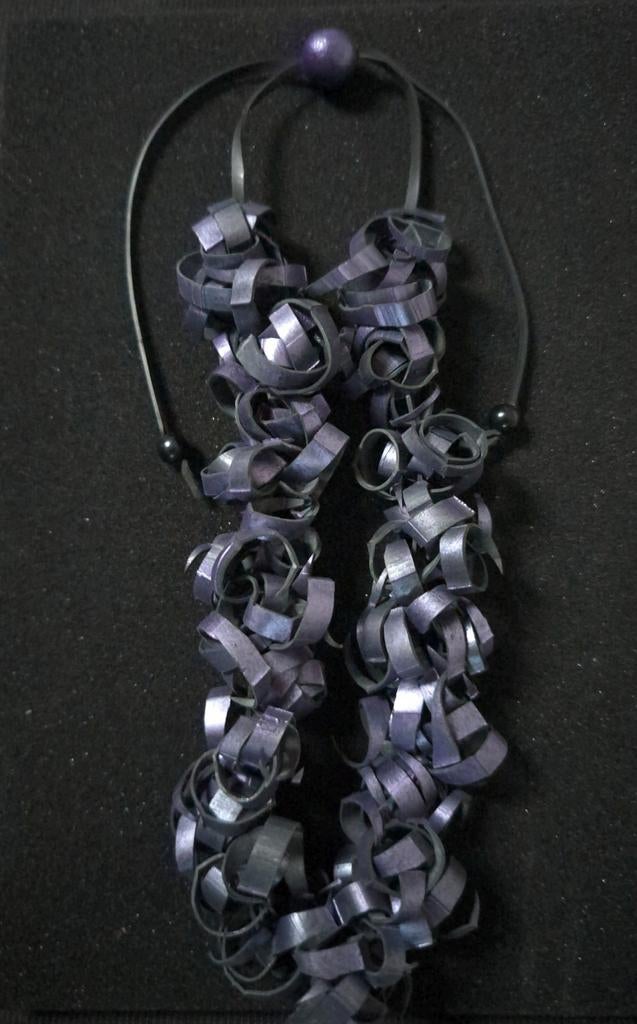 Paarse leren ketting, Sieraden, Tassen en Uiterlijk, Kettingen, Ophalen of Verzenden, Paars, Overige materialen