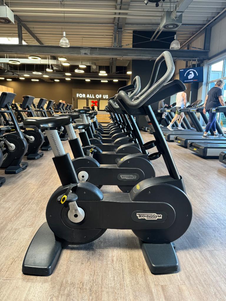 Technogym Upright Bike Excite 1000 LED – Hometrainer, Ophalen, Zo goed als nieuw, Metaal, Benen