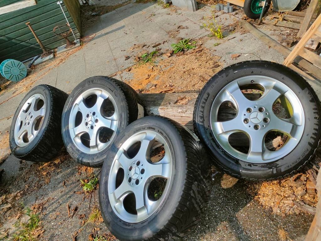 Complete set Michelin winterbanden incl. Mercedes velgen, Auto-onderdelen, Banden en Velgen, 255 mm, Nieuw, Winterbanden, Personenwagen