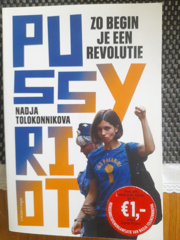 Pussy Riot - Zo begin je een revolutie, Ophalen of Verzenden, Nadja Tolokonnikova, Politiek, Zo goed als nieuw