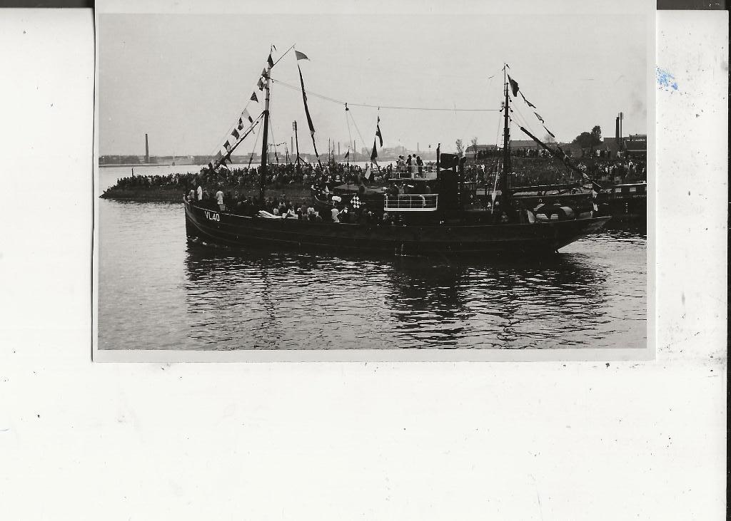 Vlaardingen VL 40 op Vlaggetjesdag, Ophalen of Verzenden, 1940 tot 1960, Ongelopen, Zuid-Holland